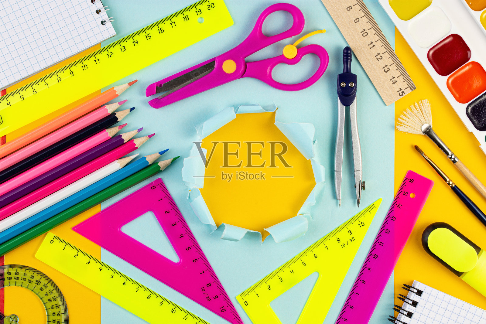 回到学校卡。各种书写工具和其他文具照片摄影图片