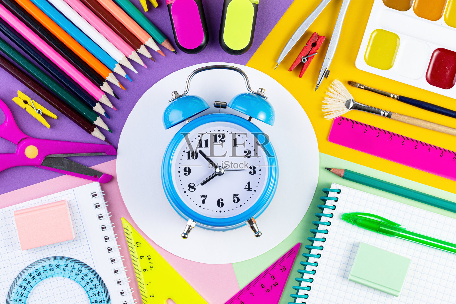 创意平铺顶视图与闹钟回到学校的概念。照片摄影图片