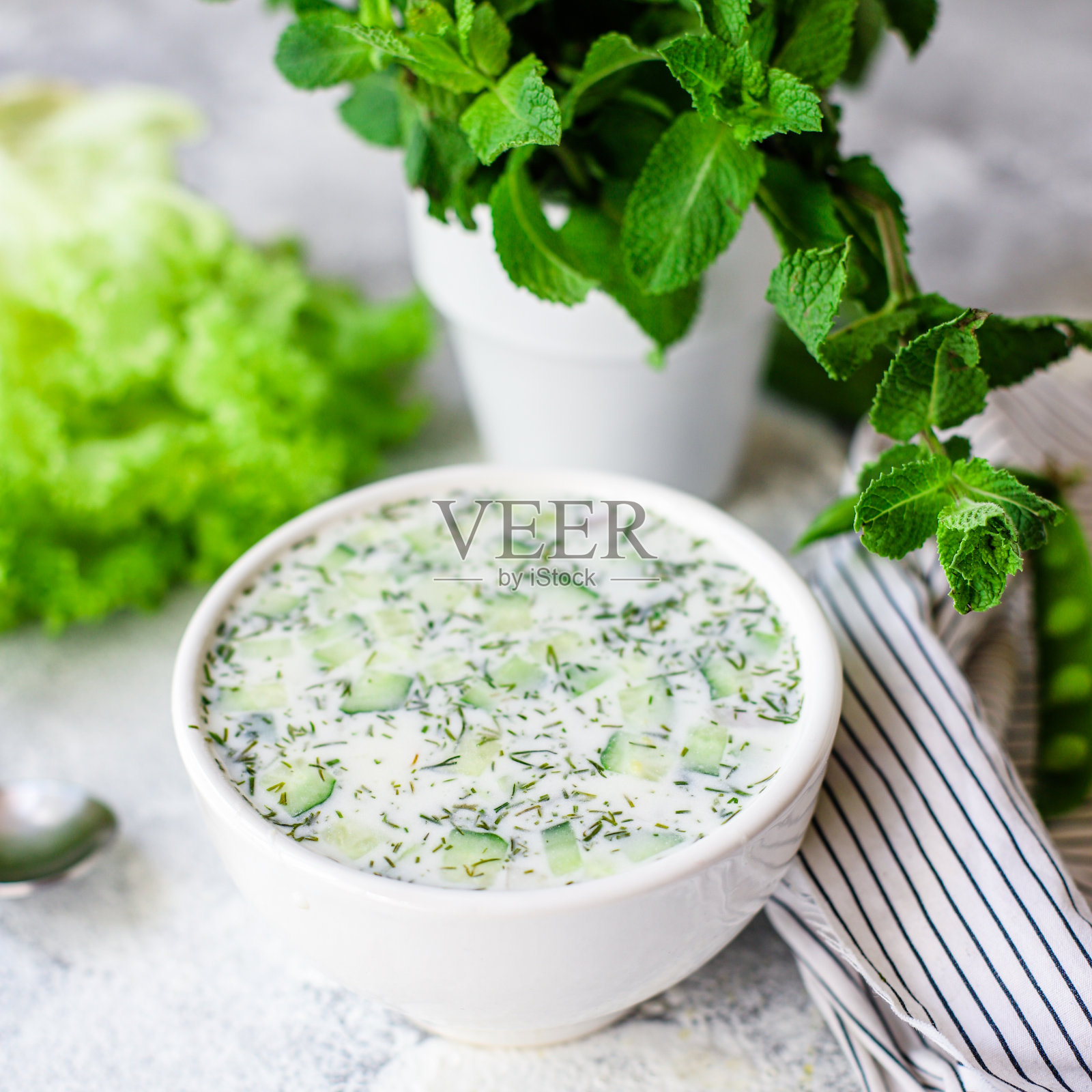 冷汤蔬菜青菜奥罗什卡食物背景俯视图复制空间有机饮食健康生酮或旧石器饮食照片摄影图片
