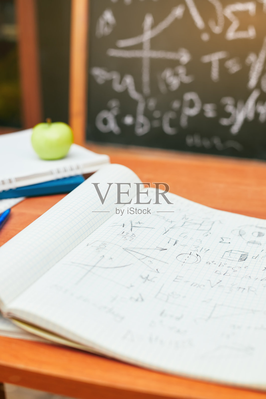 回到学校的概念,抄写本的背景,学校董事会,大学照片摄影图片