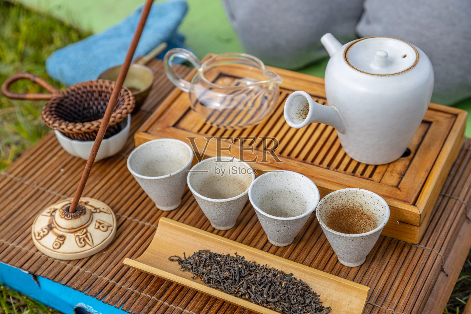 在户外露营地举行茶道仪式。茶具的静物,与茶和香放在茶桌上照片摄影图片