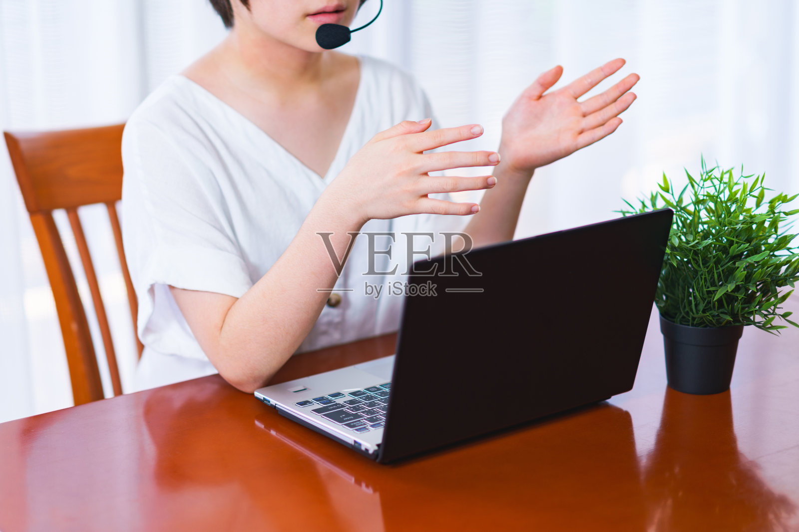 日本年轻的商人在家上网工作照片摄影图片