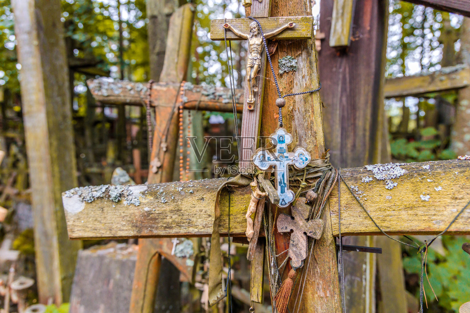 在波兰格拉巴尔卡的圣山上有耶稣基督的画像和雕像照片摄影图片