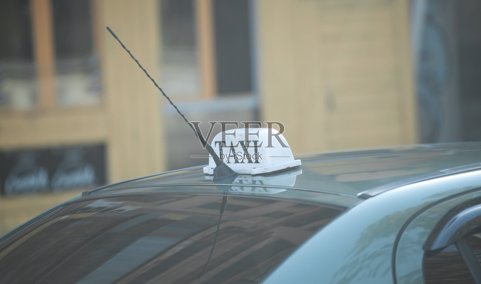 在城市街道上的汽车上有出租车的标志。照片摄影图片