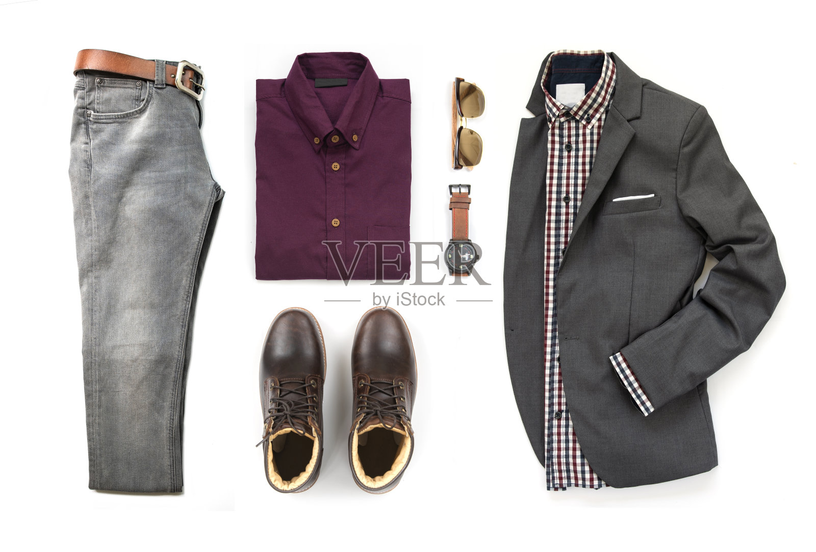 男士休闲装服装套装以棕色靴子、手表、灰色牛仔裤、皮带、太阳镜、西装和办公室衬衫孤立在白色背景上,顶视图照片摄影图片