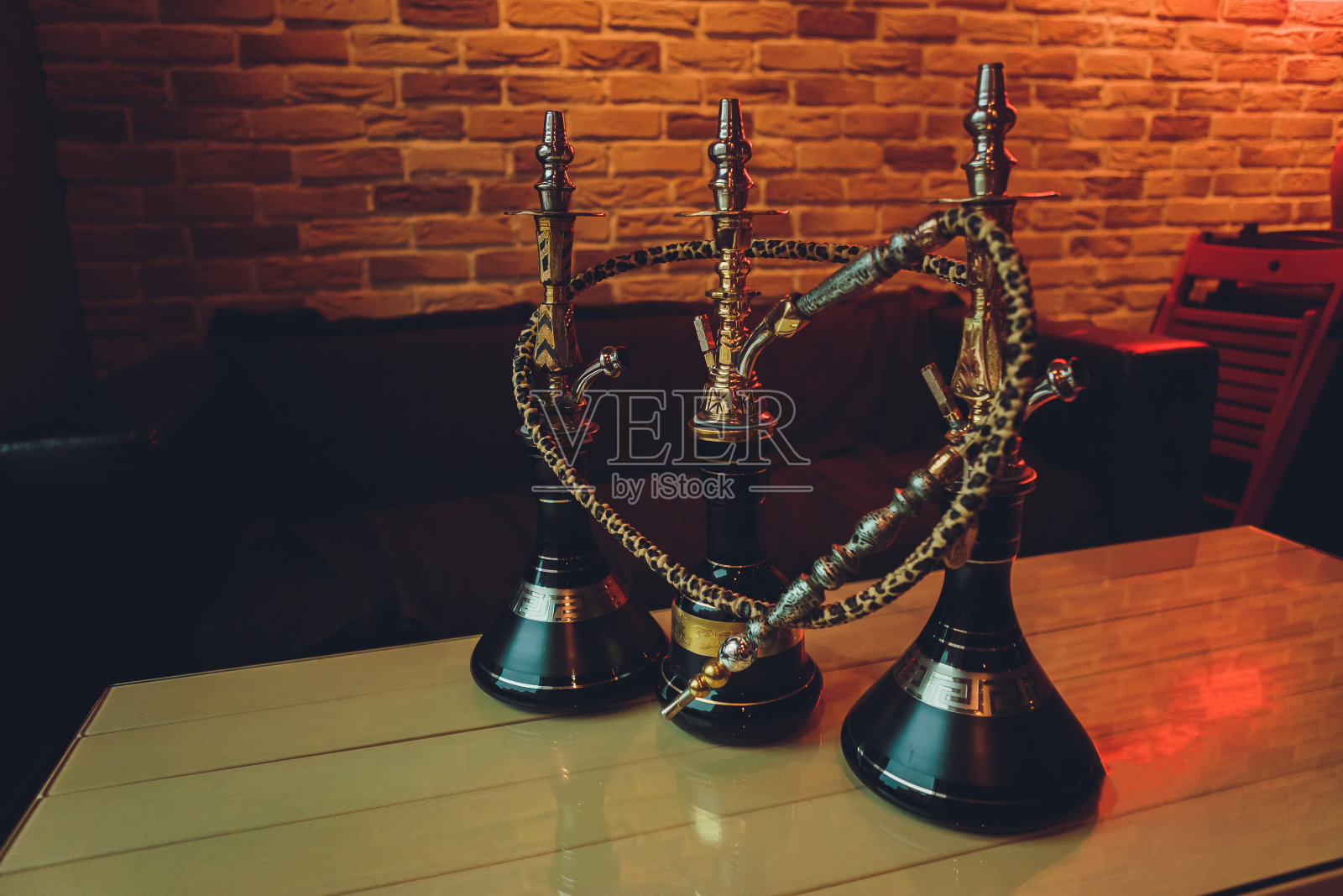 时尚的木制水烟在晚上在一个夏日的阳台上的咖啡馆。照片摄影图片