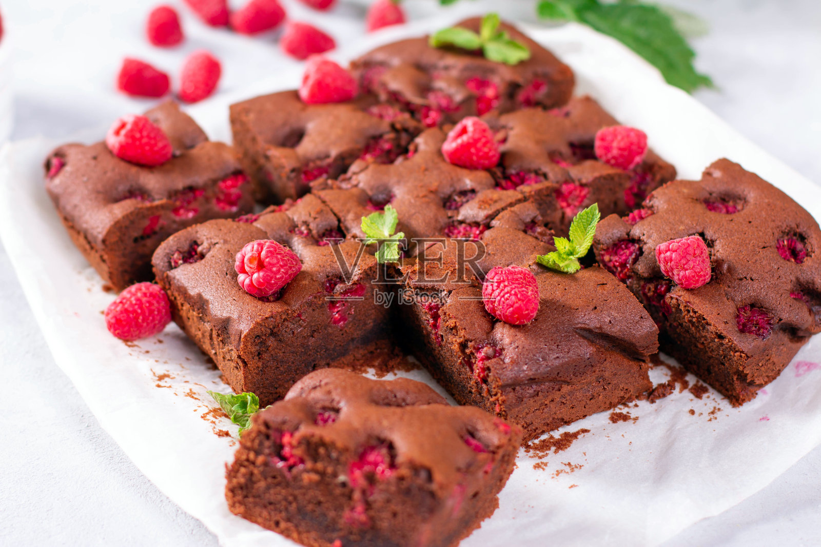 自制黑巧克力布朗尼配新鲜的覆盆子,薄荷照片摄影图片