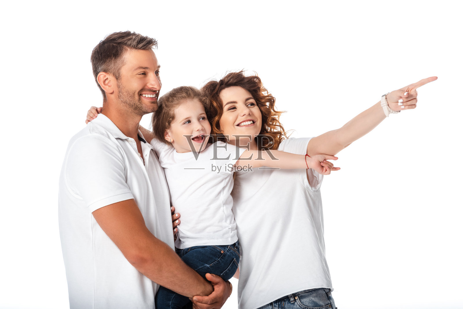 快乐的妈妈用手指着身旁快乐的丈夫,抱着孩子孤立的白白的照片摄影图片