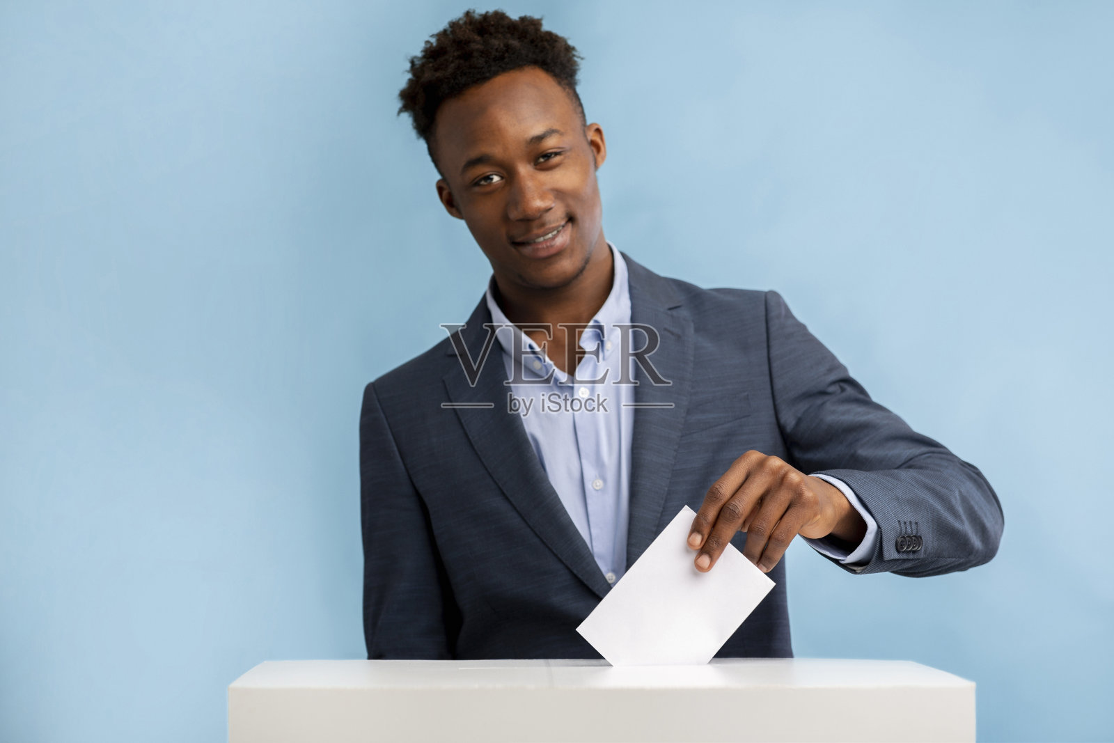 非洲选民拉选票。蓝色背景照片摄影图片