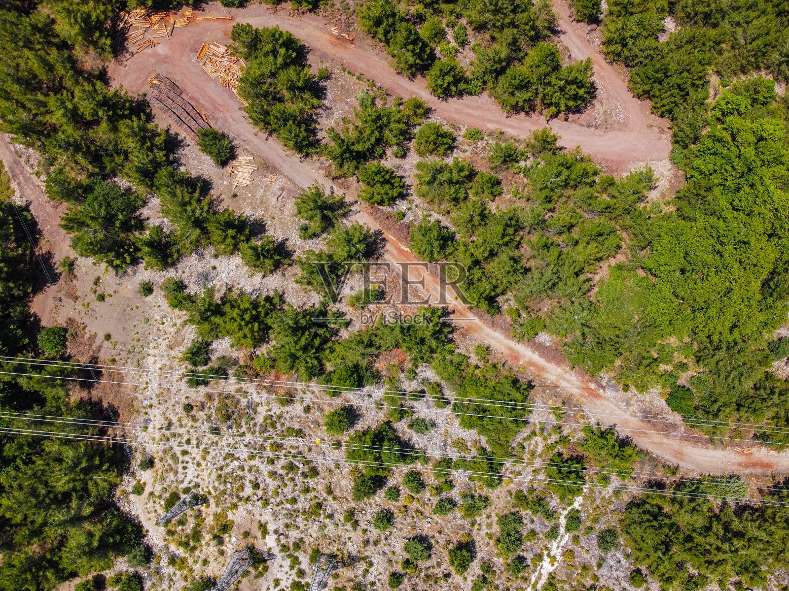 道路,山脉,田野和森林,无人机航拍照片摄影图片