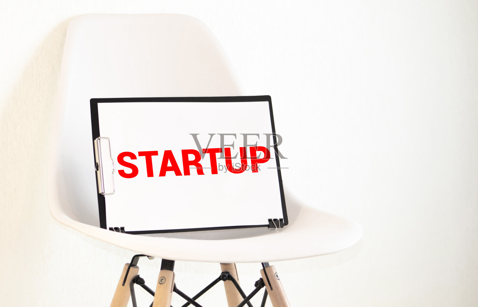 创业概念词创业由木质字母在蓝色背景照片摄影图片