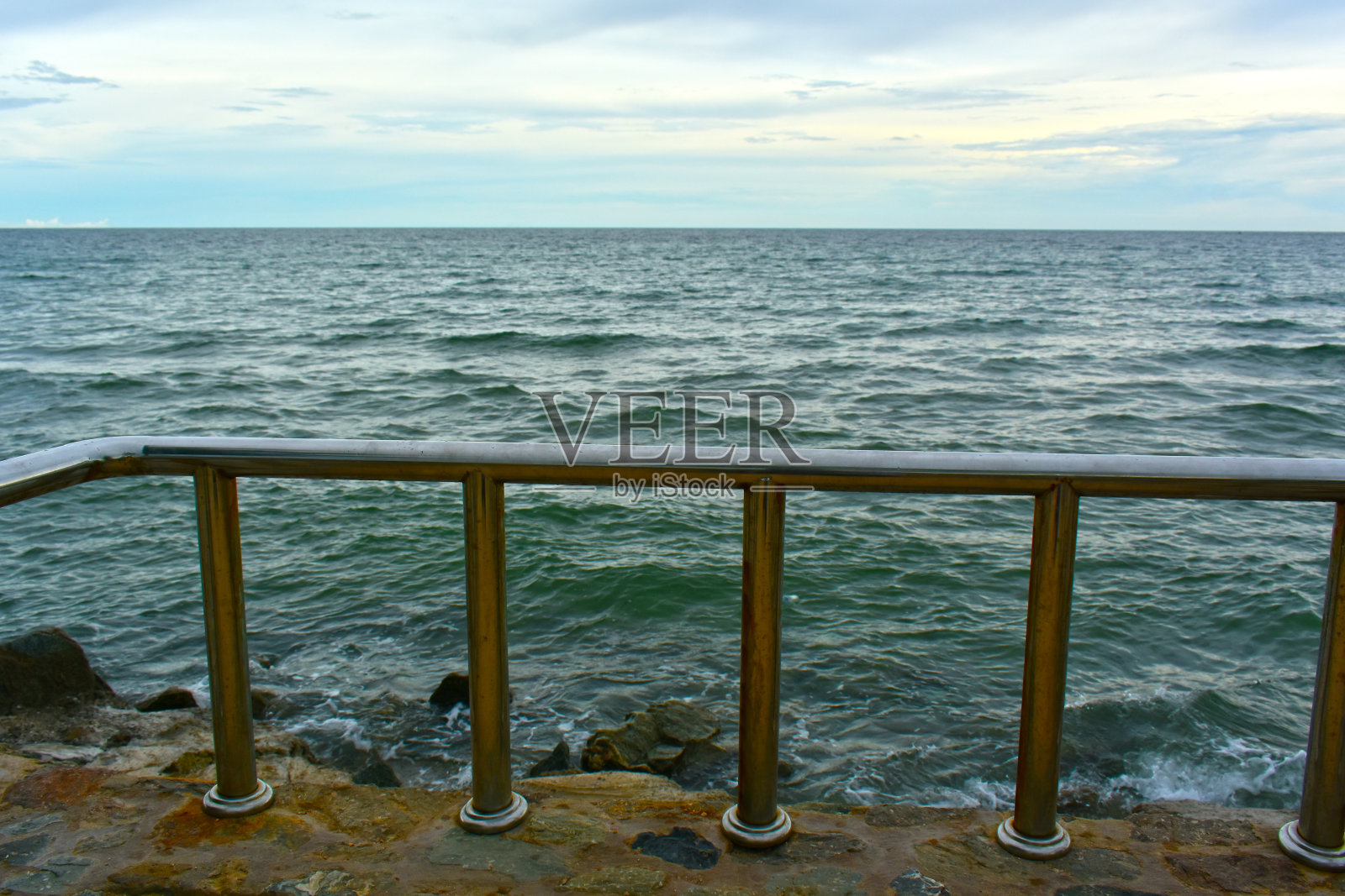 海边和大海有美丽的天空。照片摄影图片