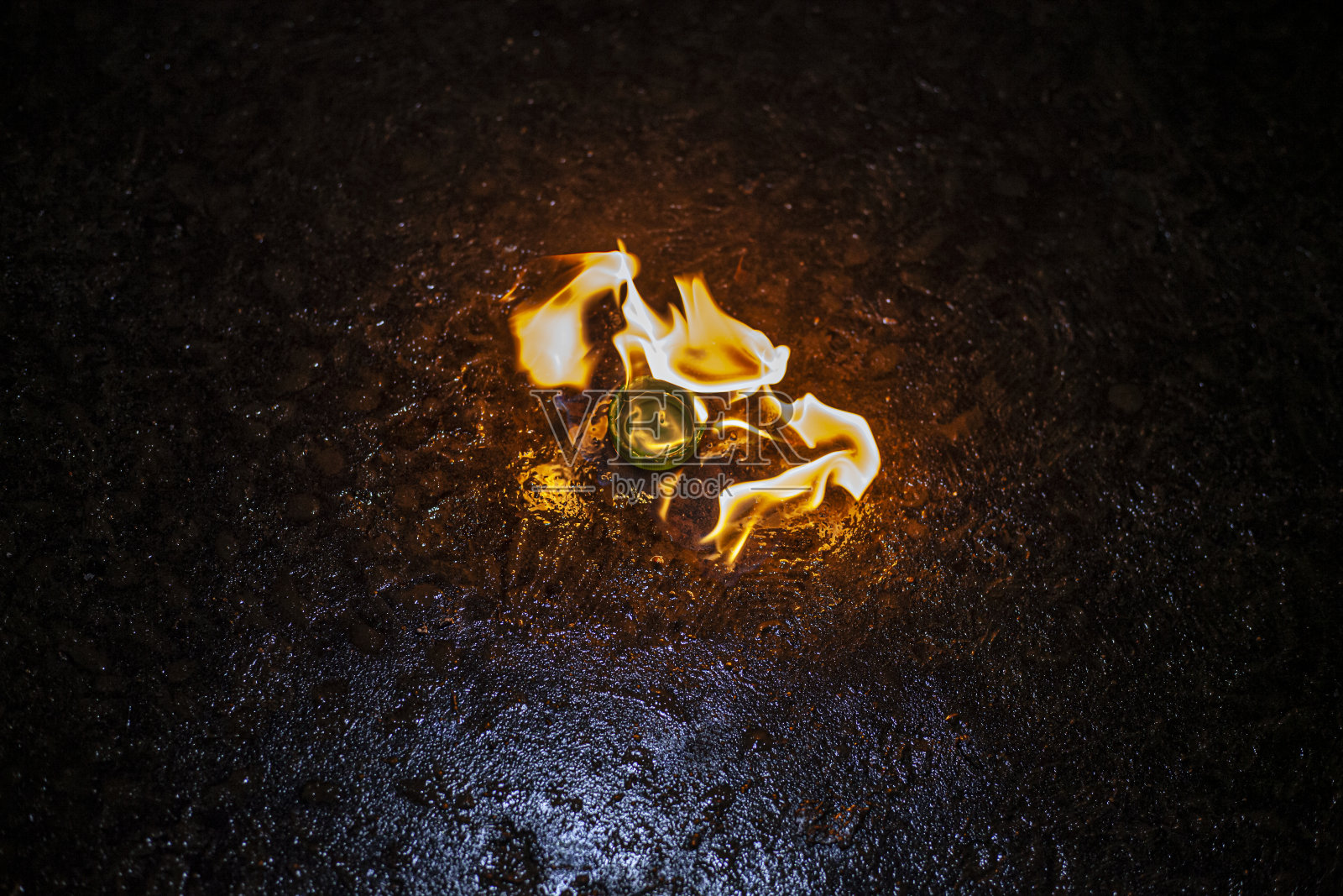 燃烧的燃料。沥青上的火焰。照片摄影图片