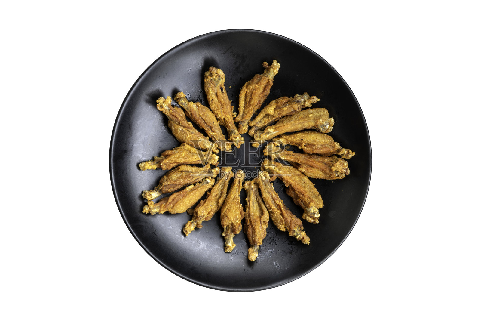 特写炸鸡翅与盐在孤立的背景,泰国食物。前视图。照片摄影图片