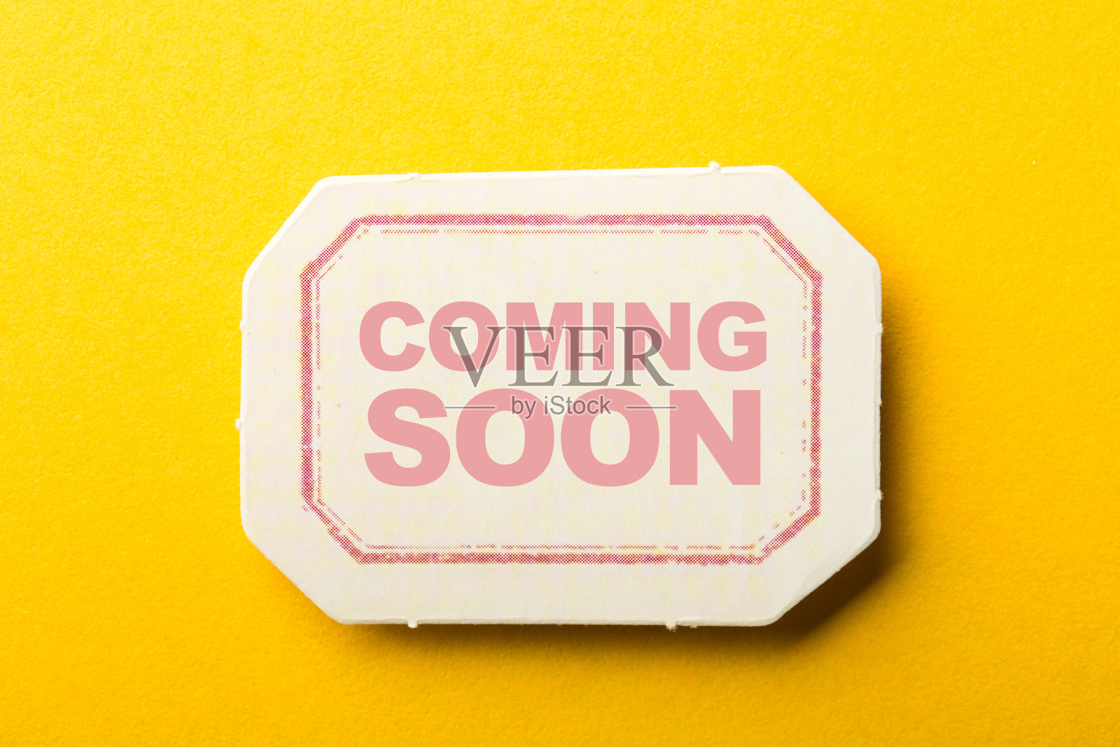 即将到来的黄色背景标签照片摄影图片