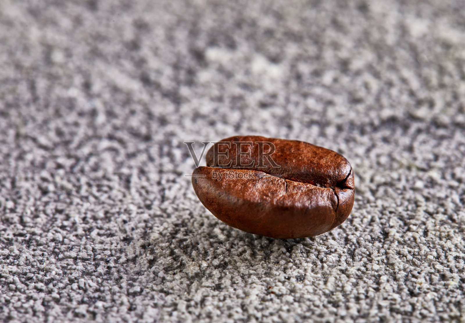 混凝土背景上带有阴影的咖啡豆照片摄影图片
