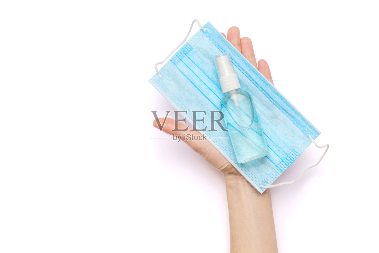 女性双手拿着洗手液或洗手液、喷雾器和医用防护口罩,隔离在白色背景上,有剪接路径照片摄影图片