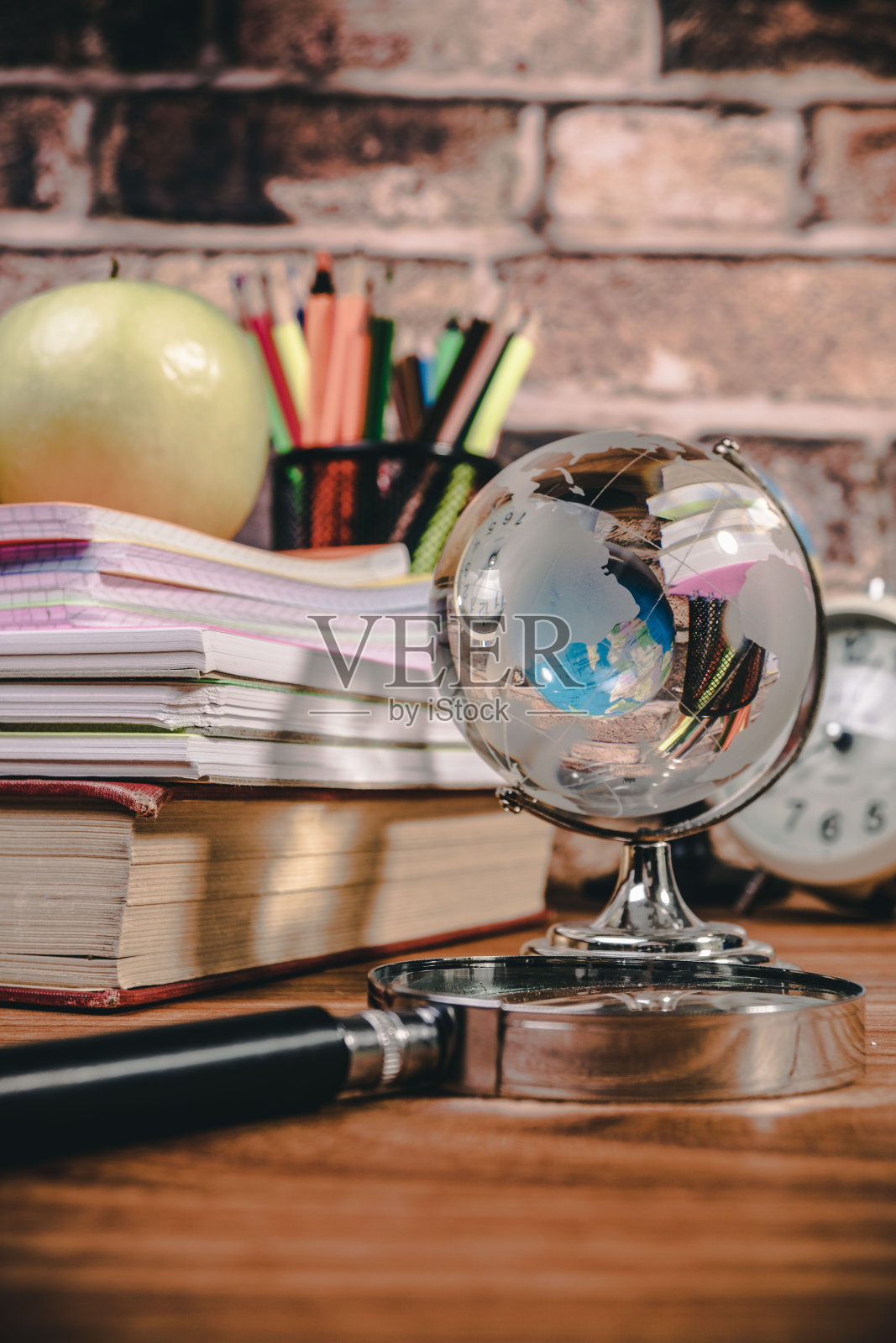 回到学校的概念。文具放在木桌上照片摄影图片