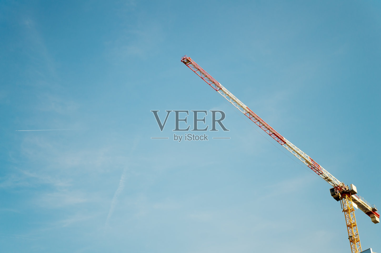 构建未来。建筑起重机空中复制空间。建筑和建筑。技术和产业。发展概念。塔式起重机。高塔式起重机。租赁建筑设备照片摄影图片