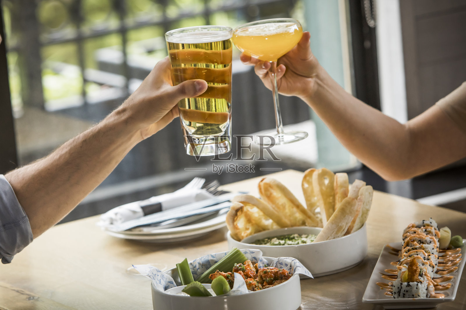 桌上有各式各样的开胃菜。照片摄影图片