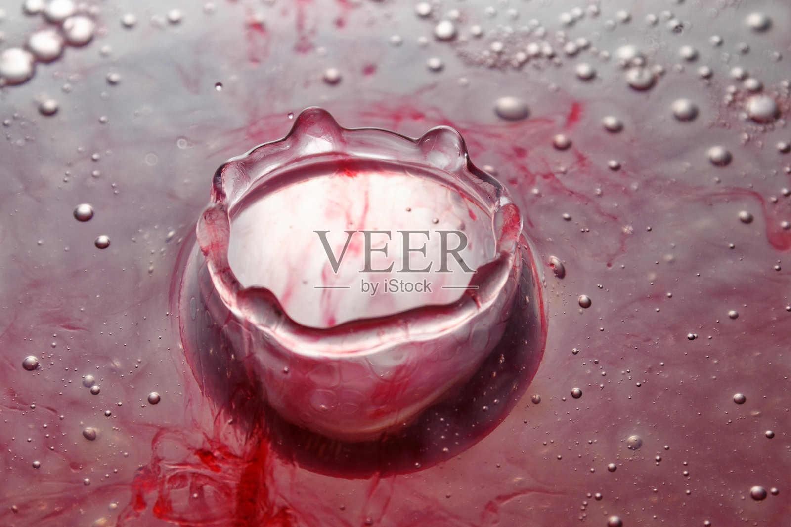 近距离观察水滴坠落并撞击水体照片摄影图片