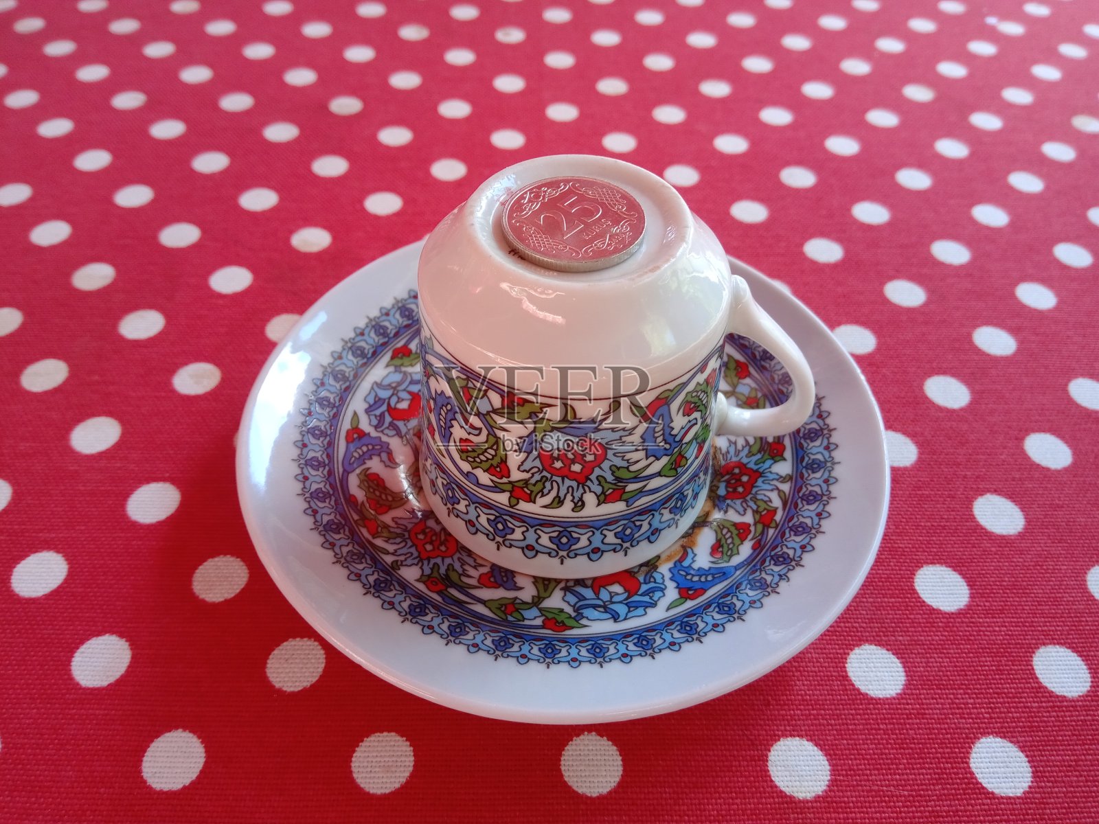 倒扣的咖啡杯照片摄影图片