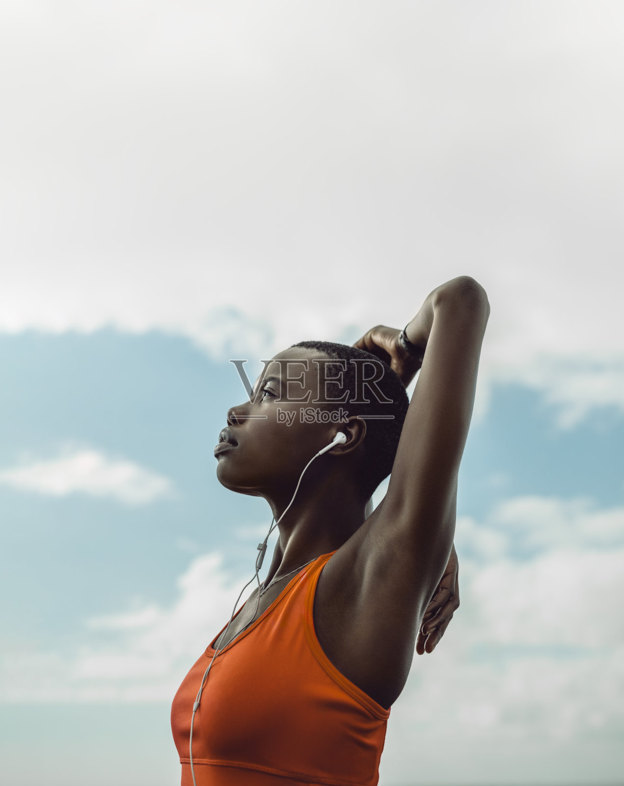 穿着运动服做手臂伸展运动的女性照片摄影图片