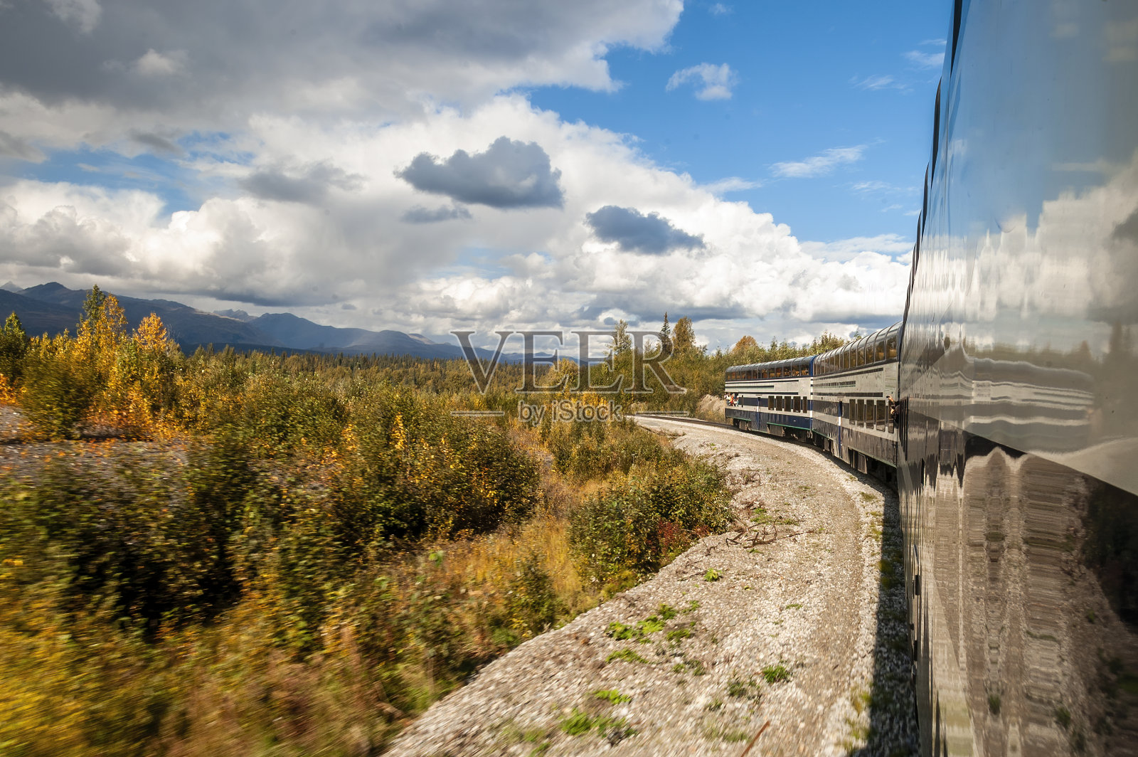 从德纳里到阿拉斯加安克雷奇的火车旅程。照片摄影图片