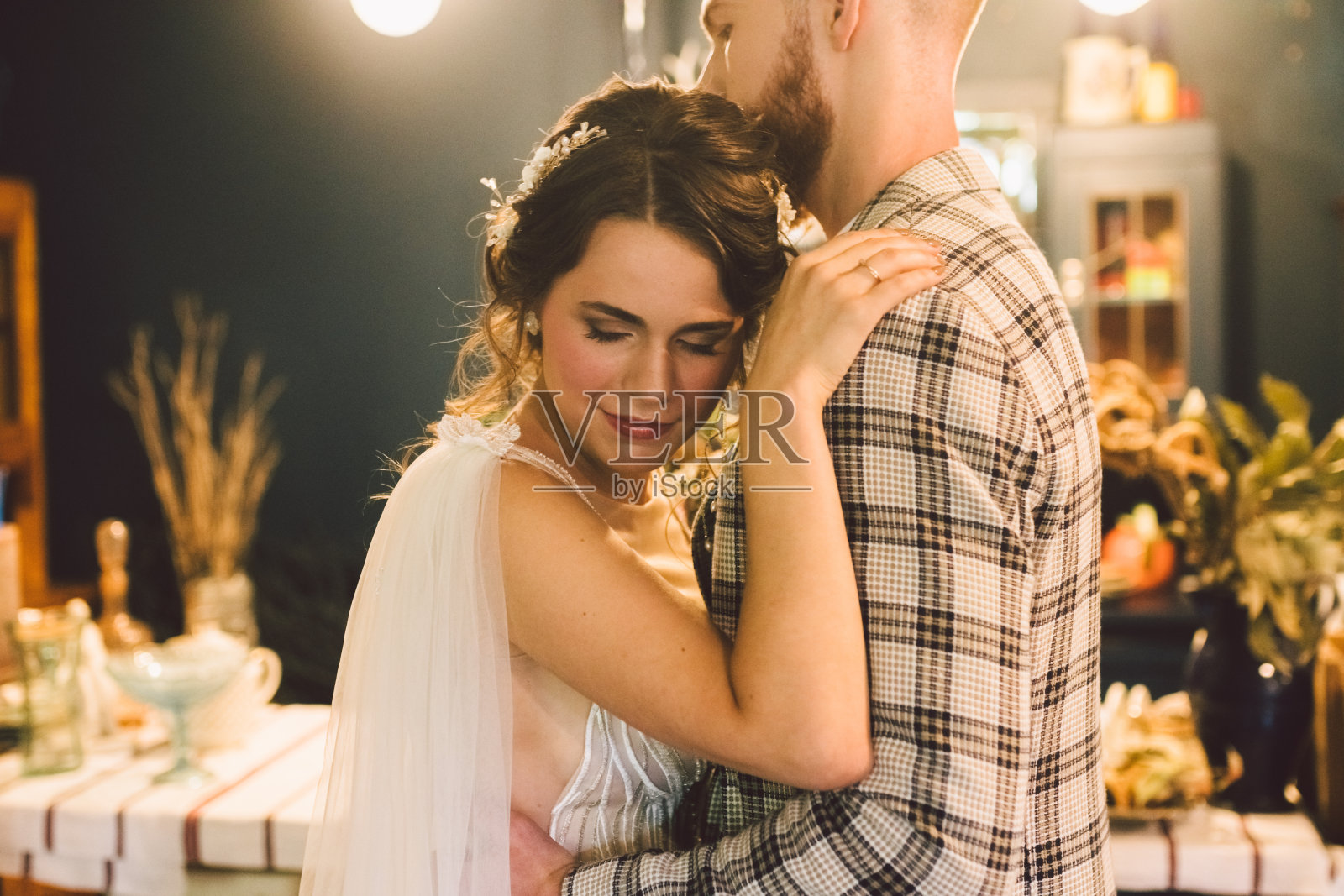 清晨第一次看到新婚夫妇。新娘和新郎。新娘和新郎第一次见面。新婚快乐。美丽的欧式婚礼。情侣们互相看着对方。第一次约会照片摄影图片