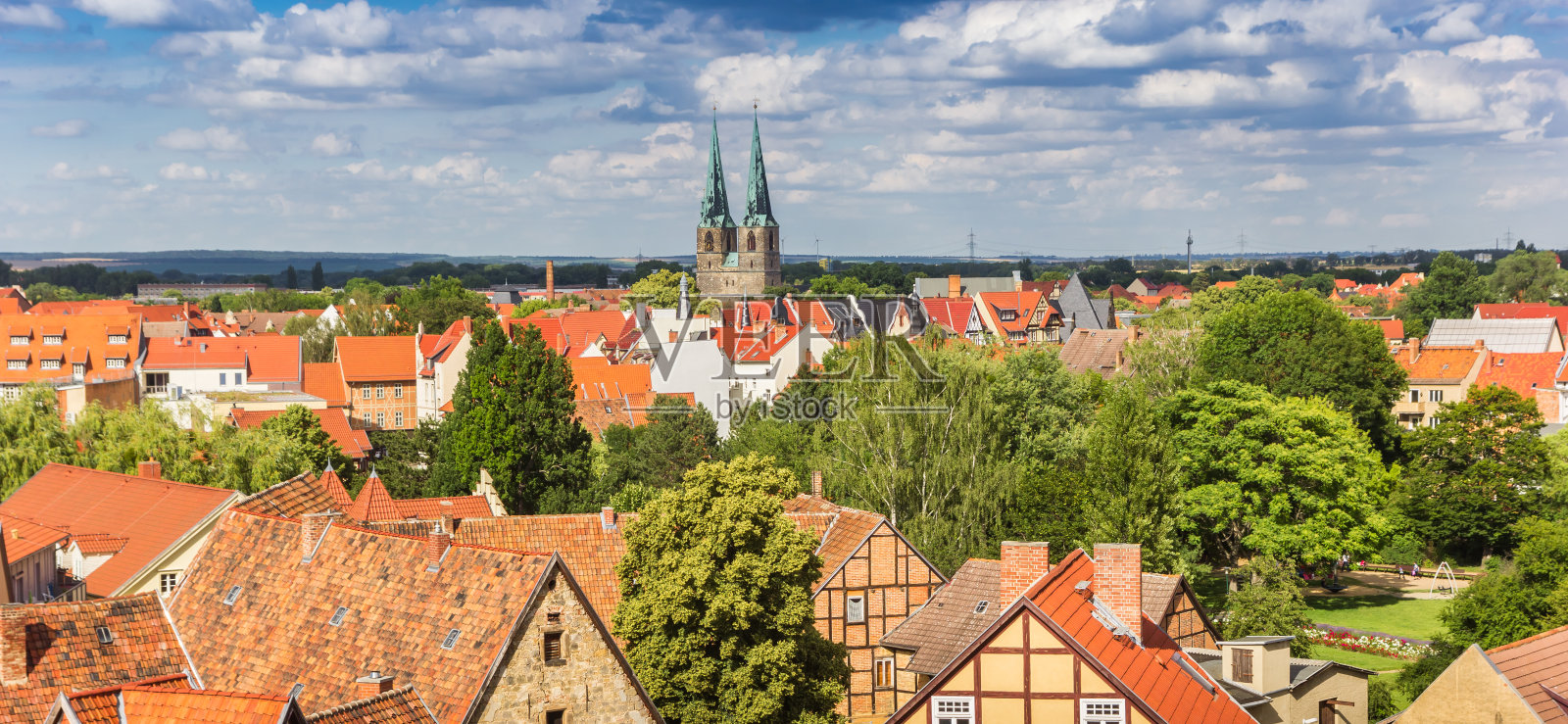 奎德林堡的老房子和教堂塔的全景照片摄影图片