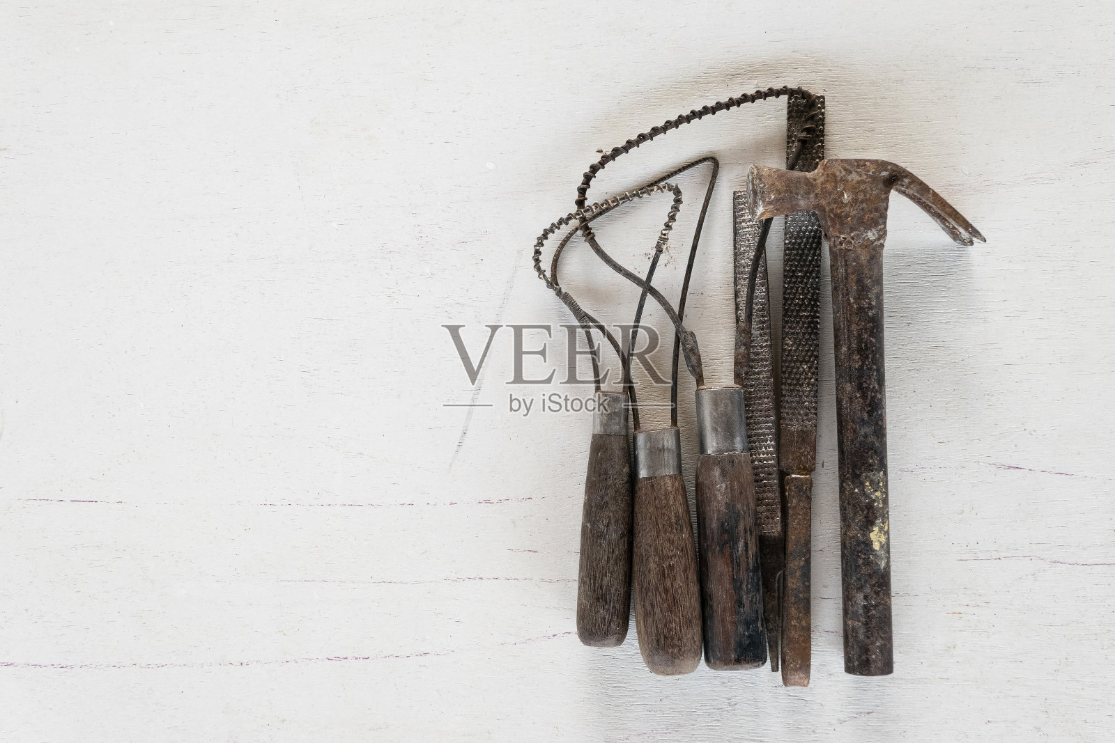 白色背景上的雕塑工具。照片摄影图片