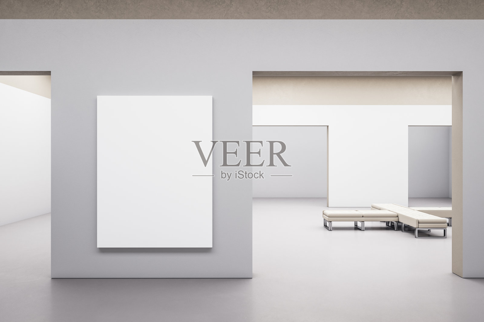 现代画廊内部与空的广告牌和长凳。照片摄影图片