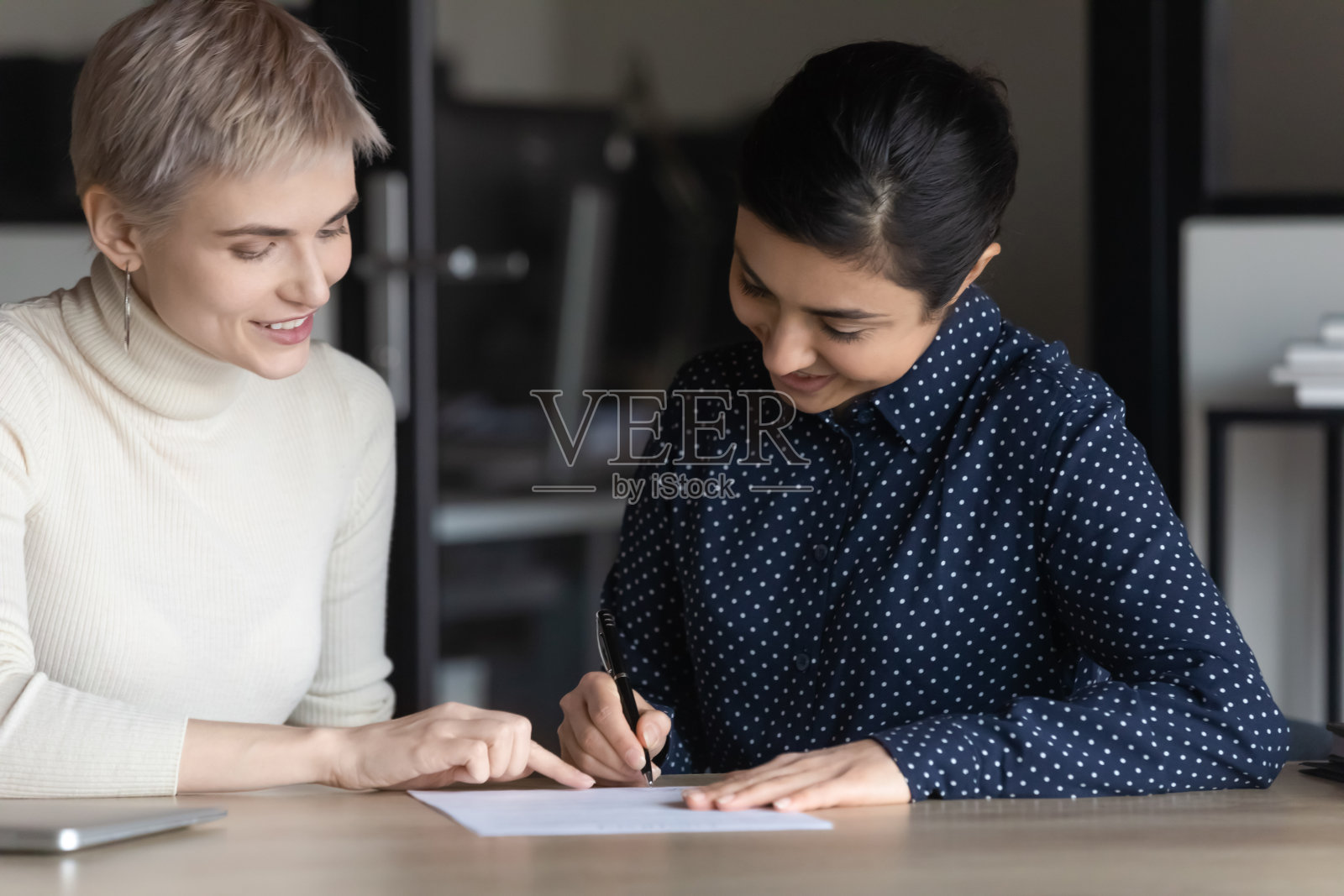 客户与保险公司签订合同达成交易结束成功谈判照片摄影图片