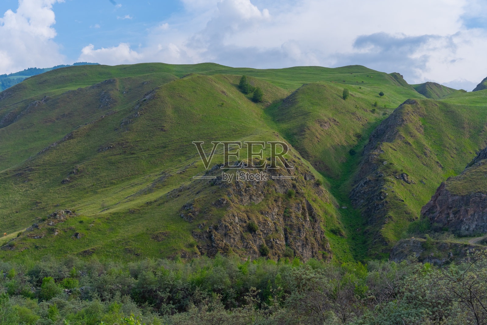 群山以天空和云彩为背景照片摄影图片