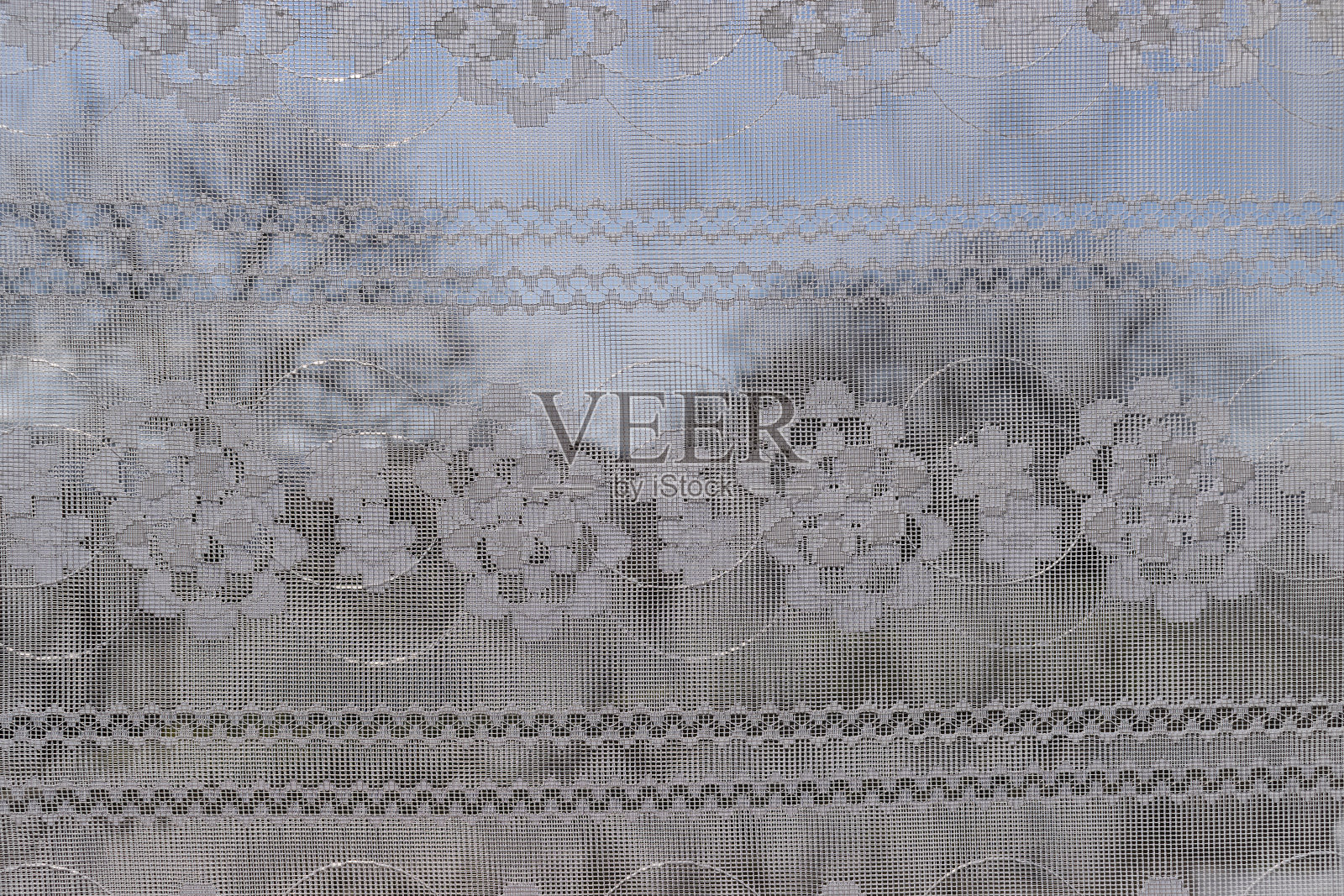 带有窗帘的窗户在傍晚的光线下呈现抽象的背景照片摄影图片