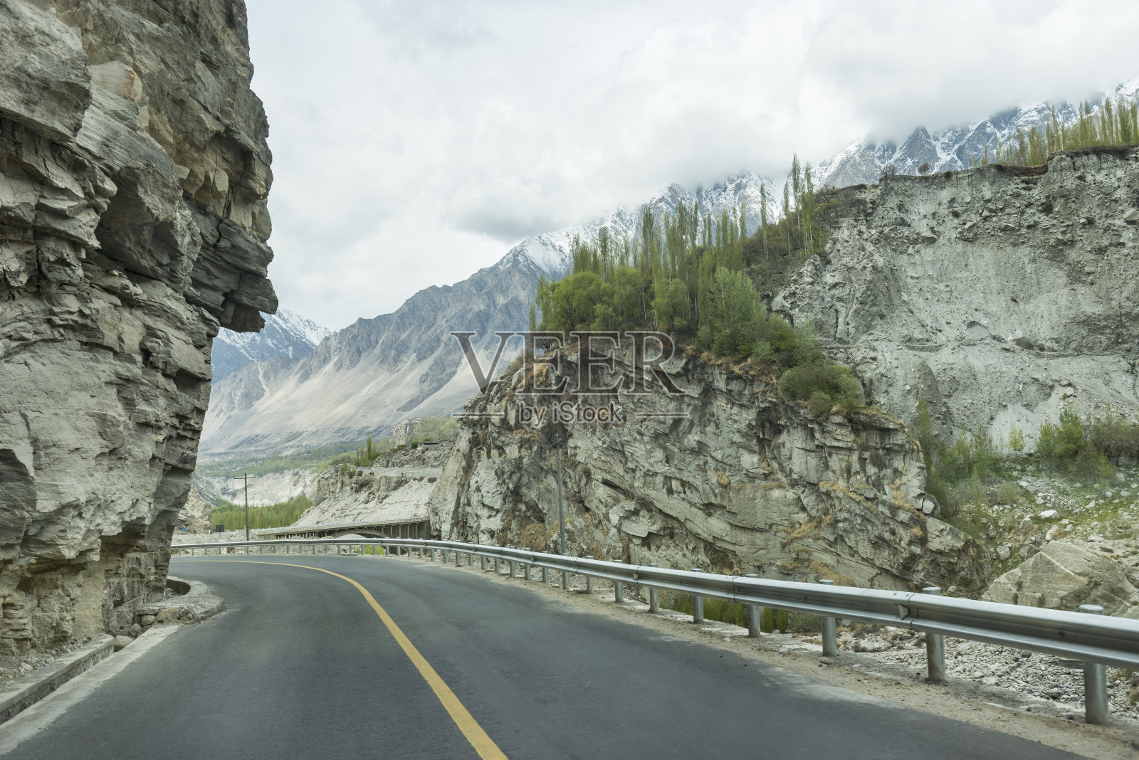 喀喇昆仑山脉的风景在巴基斯坦的新丝绸之路(一带一路)上,在通往中巴边境的路上。照片摄影图片