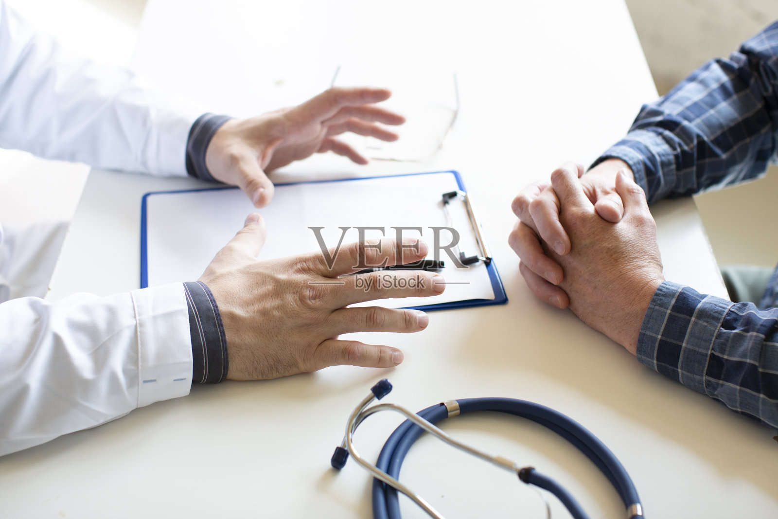 医生和病人的手特写。签署医疗保险文件照片摄影图片