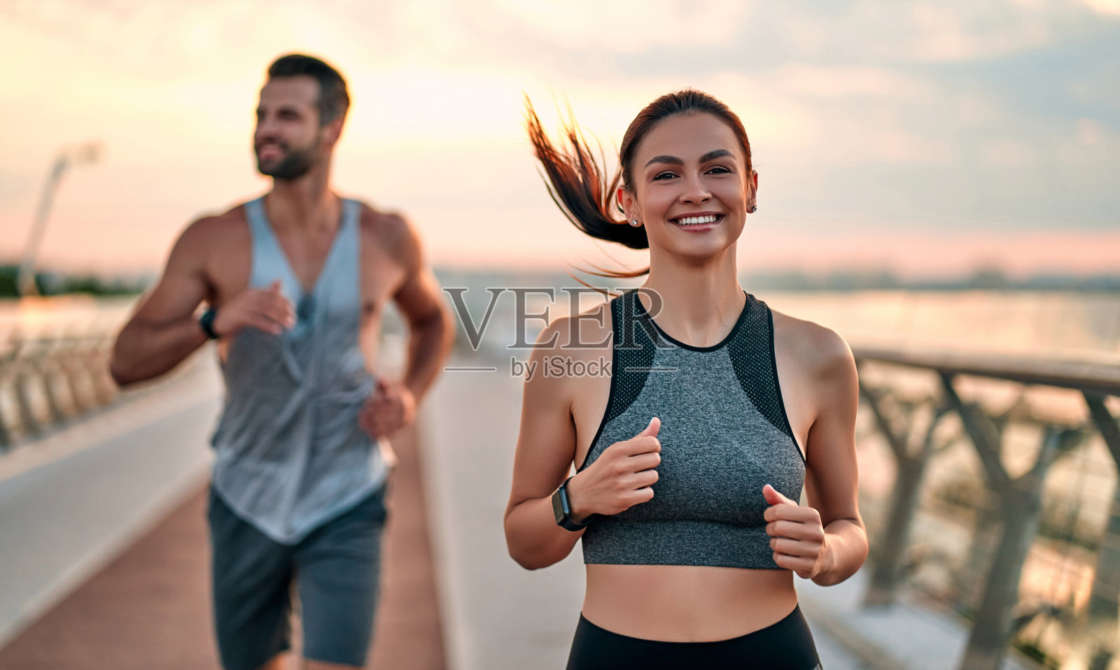 夫妇在街上做运动照片摄影图片