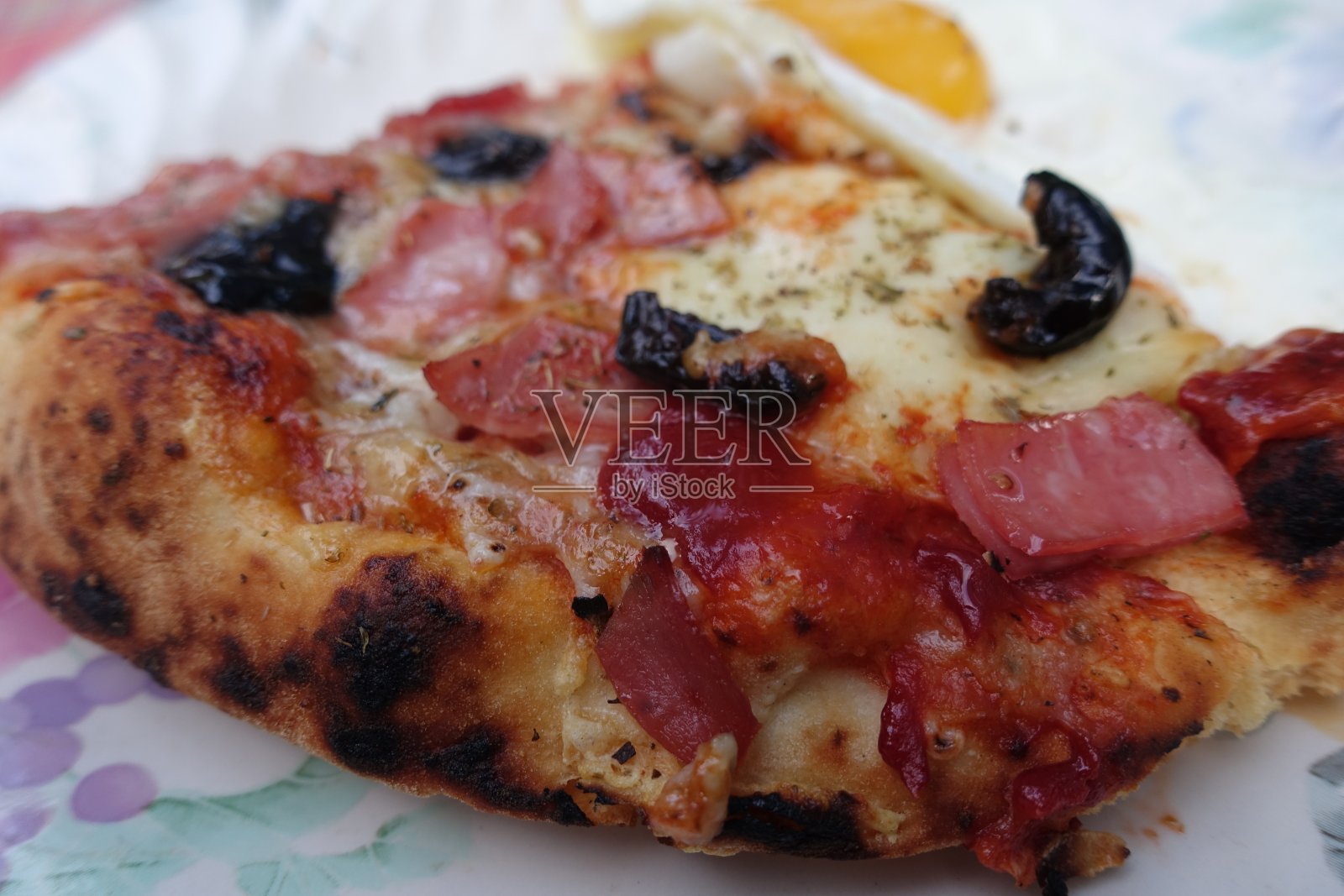 火腿、橄榄、山羊芝士披萨配煎蛋照片摄影图片