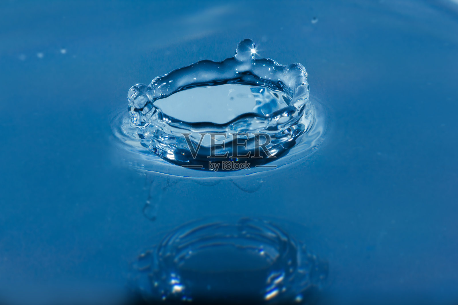 蓝色的水珠飞溅照片摄影图片