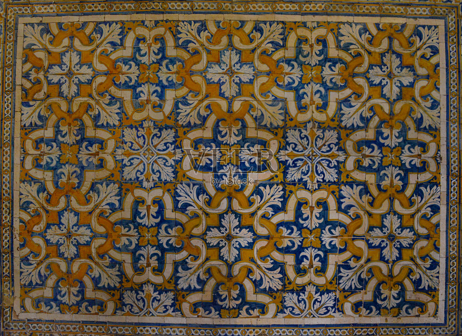 葡萄牙传统的装饰性瓷砖“azulejos”由彩色瓷砖制成,用于装饰葡萄牙里斯本的房屋照片摄影图片