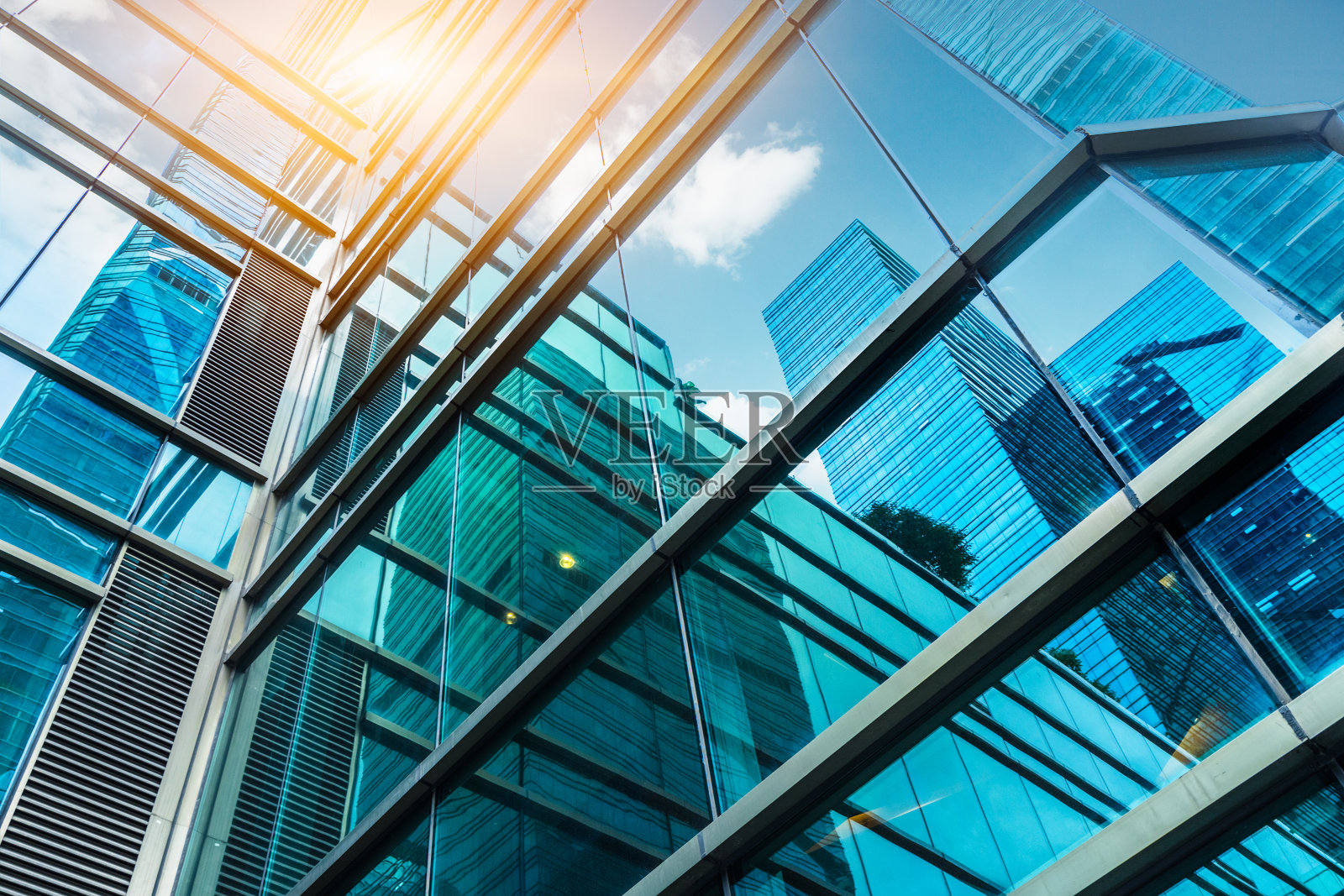 城市抽象开窗办公大楼的角落照片摄影图片