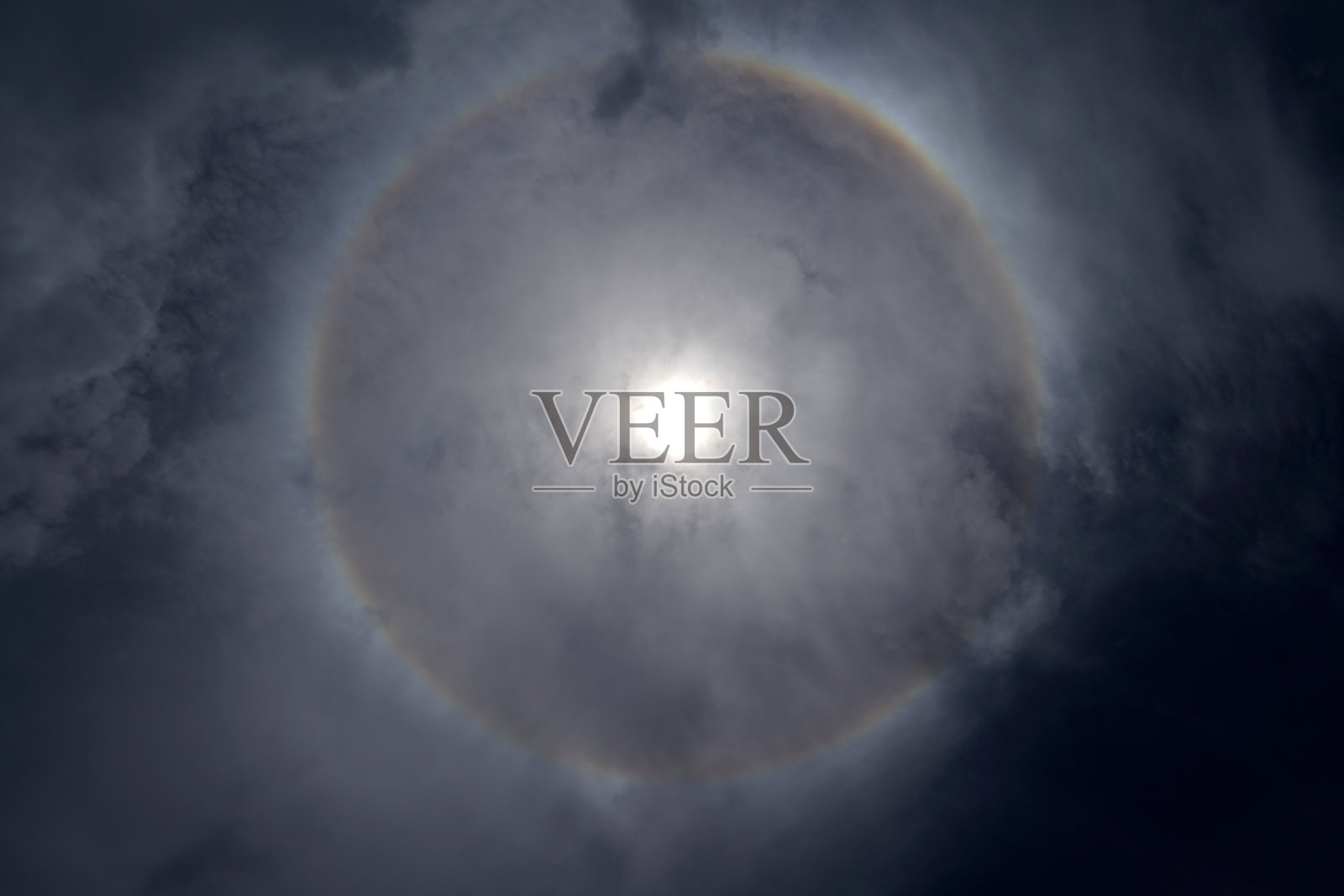 圆形彩虹围绕着天空中的太阳照片摄影图片