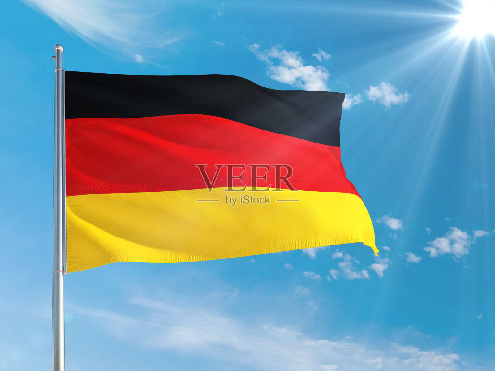 德国国旗在深蓝色的天空中迎风飘扬。高质量的织物。国际关系的概念。照片摄影图片