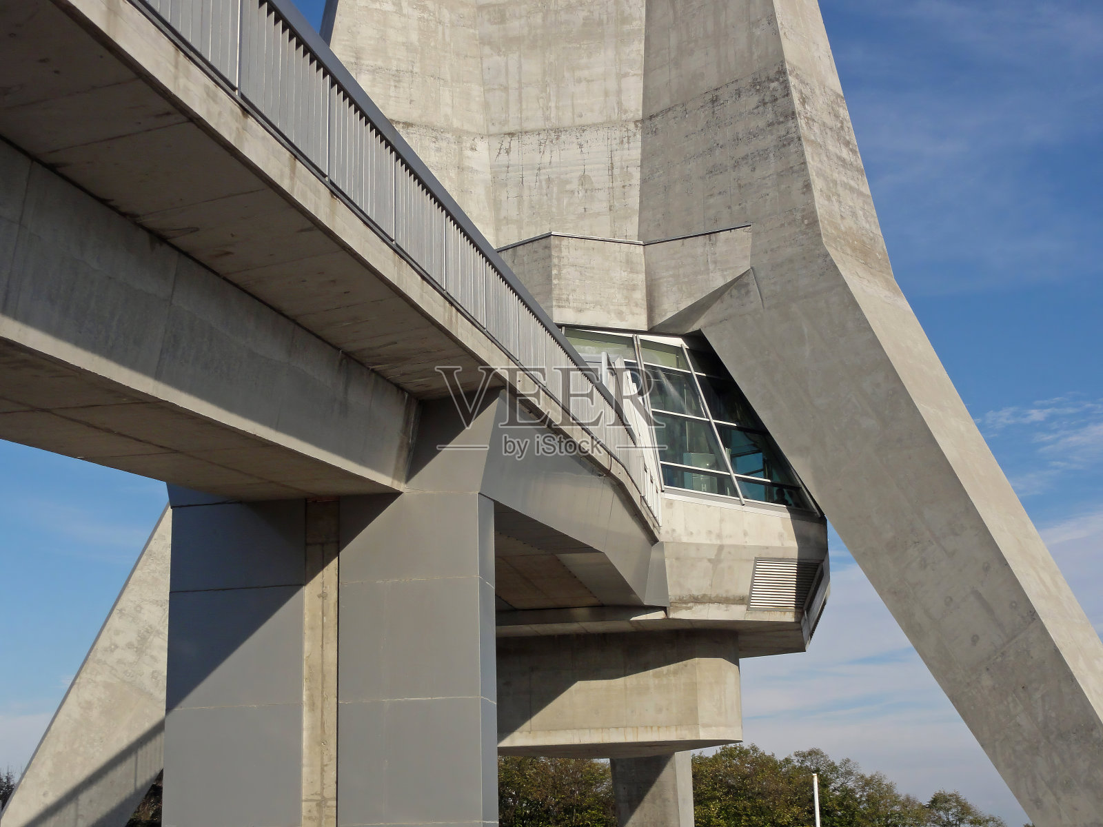 混凝土塔的底部照片摄影图片
