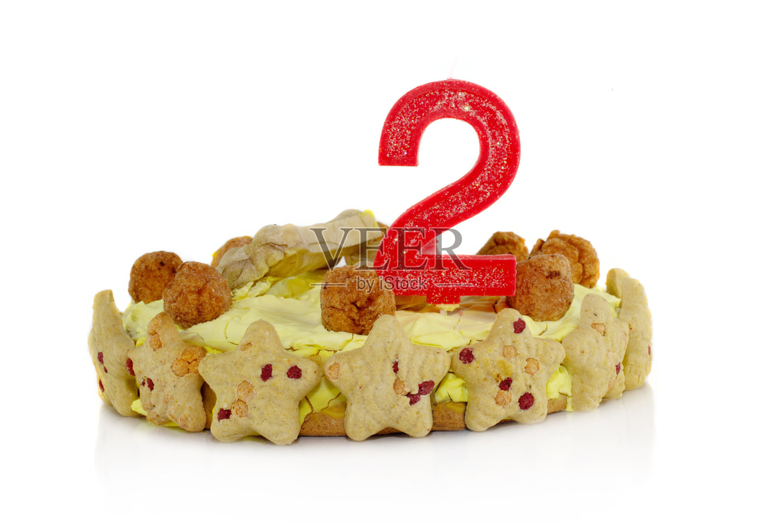 自制的鸡狗生日蛋糕配蜡烛2号。孤立在白色背景上。照片摄影图片