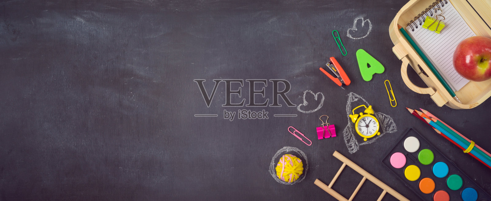 回到学校背景的木制箱子和学校用品黑板上。从上面俯视照片摄影图片