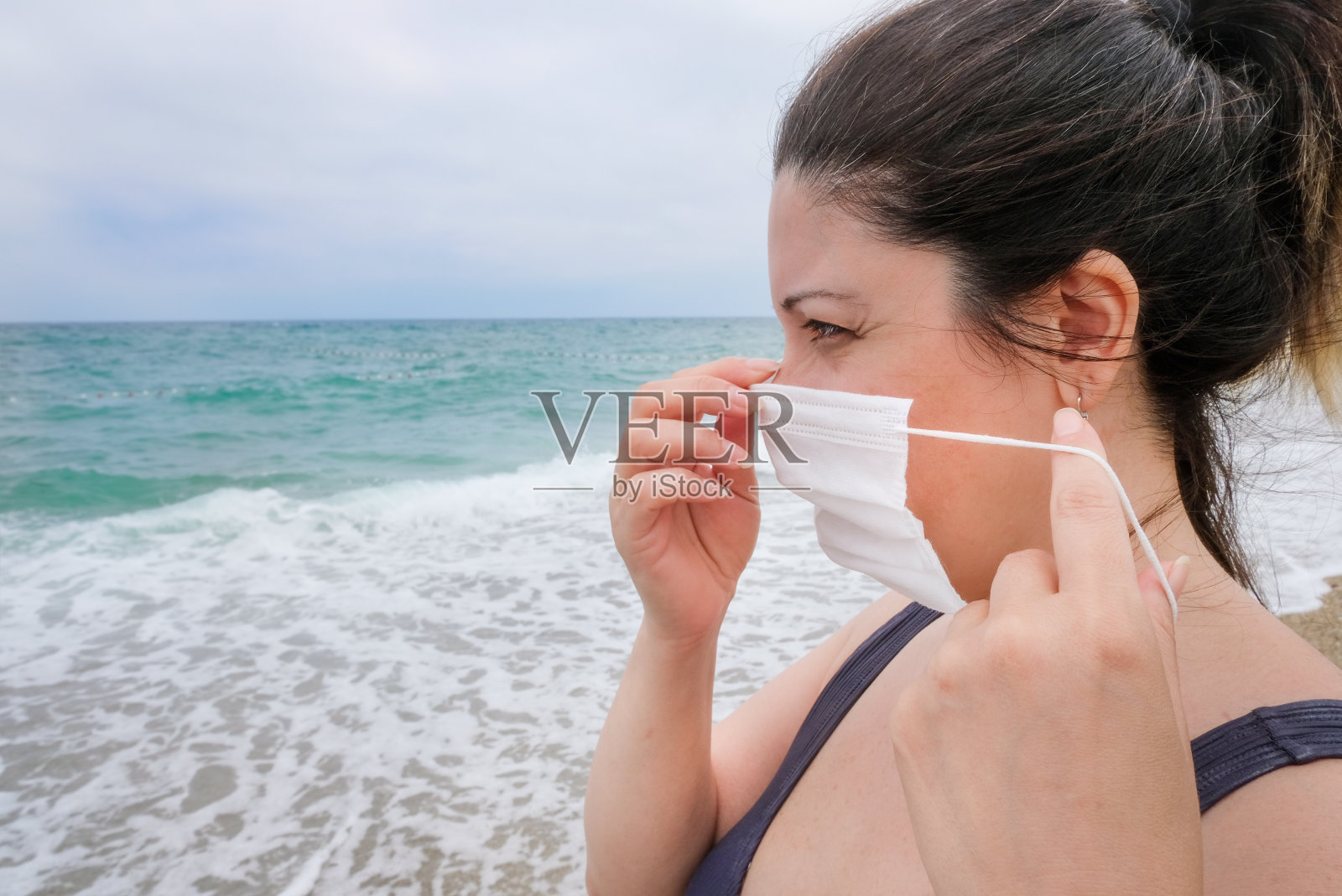 新常态暑假带口罩游泳照片摄影图片