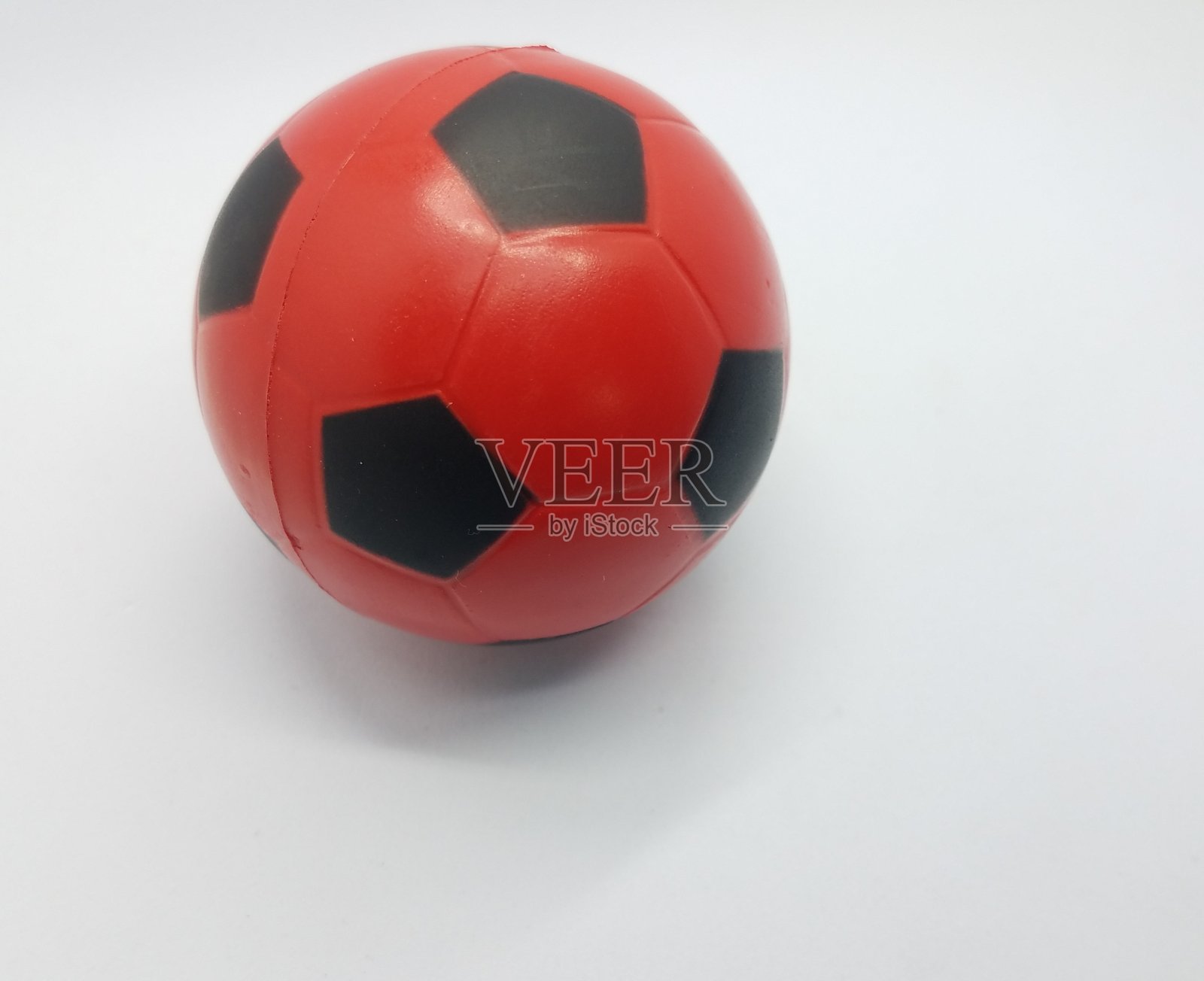 白色背景上的红色和黑色足球照片摄影图片