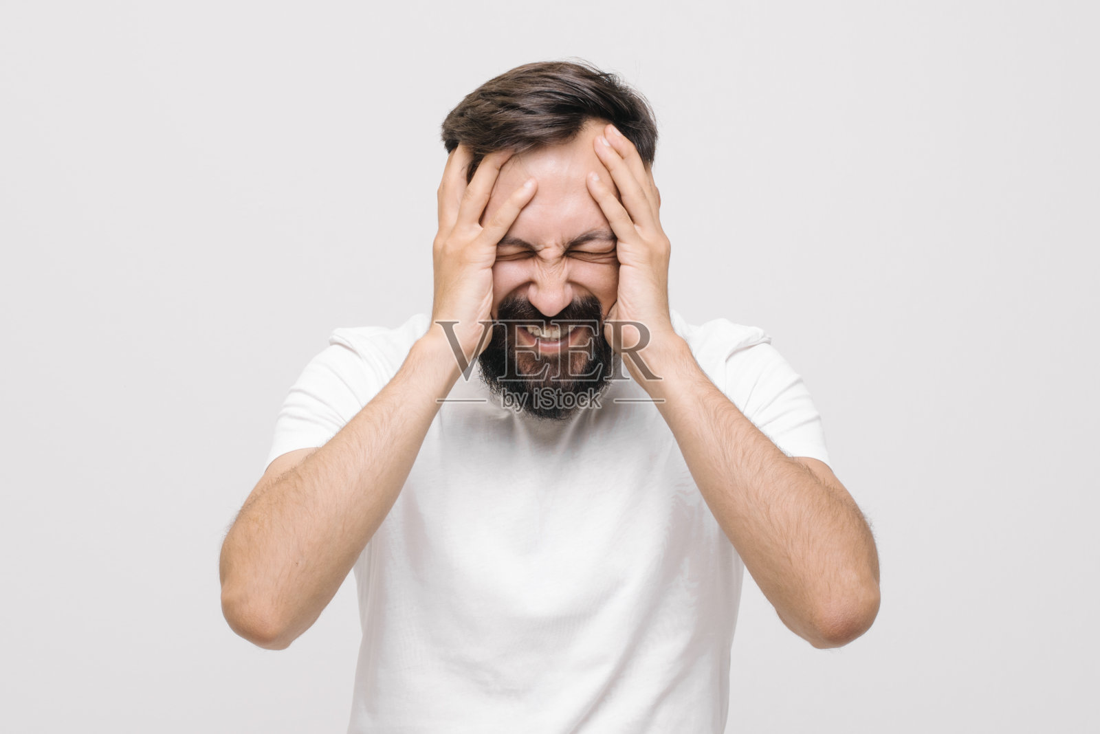 疯狂喊叫的年轻男人照片摄影图片